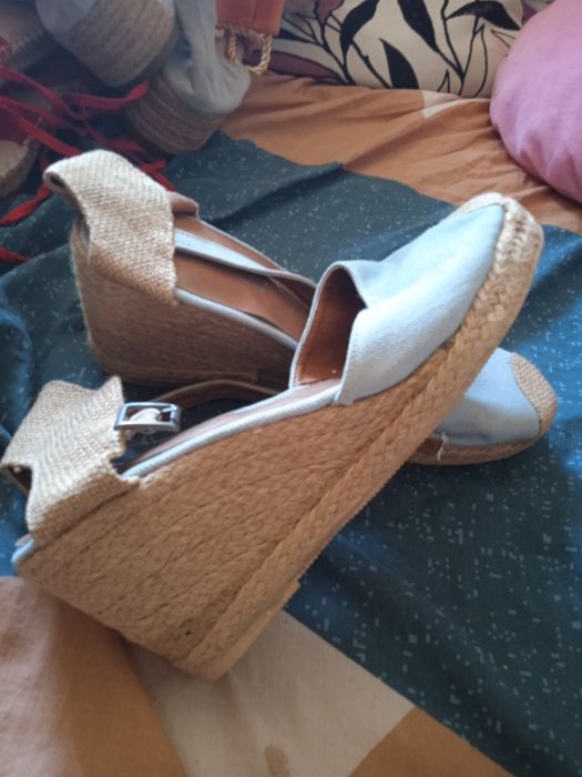 Sandale aduse din Turcia