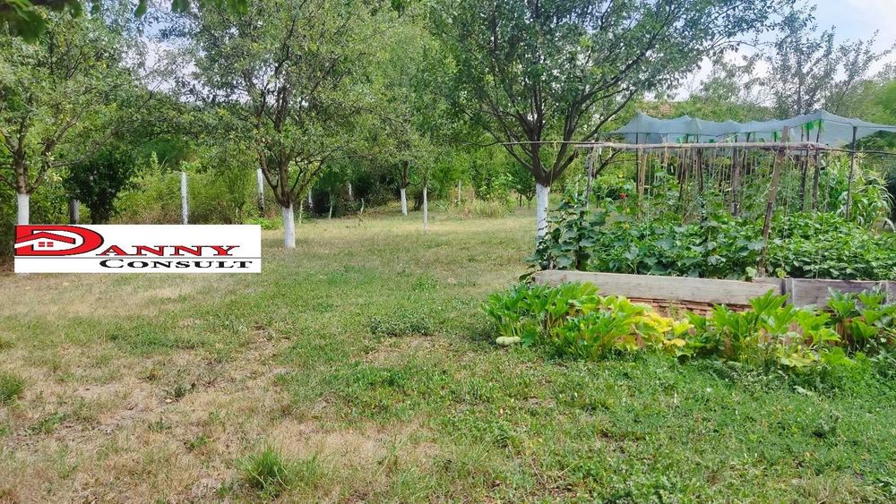 Стара къща с двор и кладенец в с. Балван