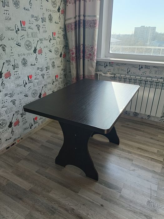 Продаётся кухонный стол