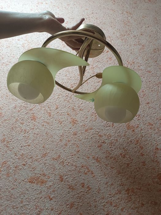 Две люстры продам