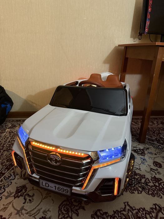 Продам детскую машину Tayota