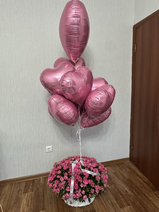 Красивый цветок в корзине
