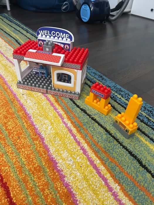 Joc construcție stație tren(șină și tren inclus ) +cadou set cuburi co