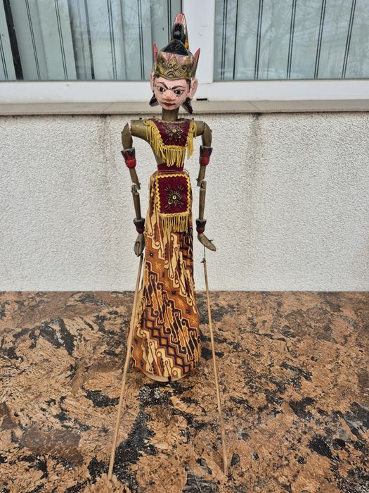 Vand o papusa statatueta,made in Indonezia , vechime -35-50 ani minim