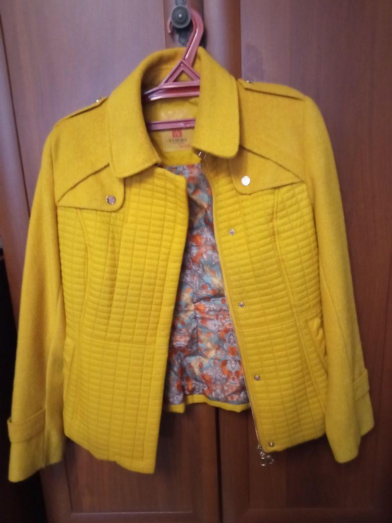 Куртка женская жёлтого цвета
