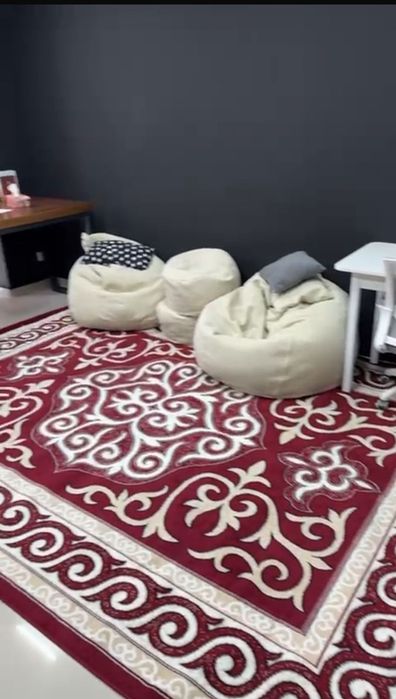 Продаётся ковер размер **3.5 × 2.5 м**