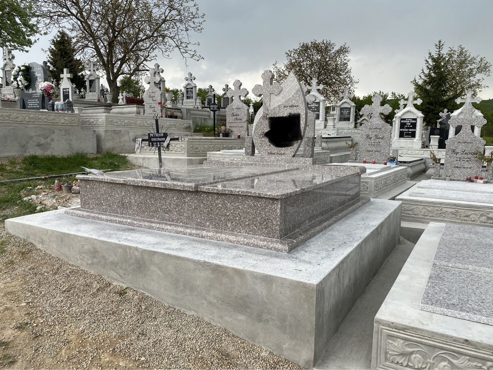 Morminte, monumente funerare, cavouri, cruci