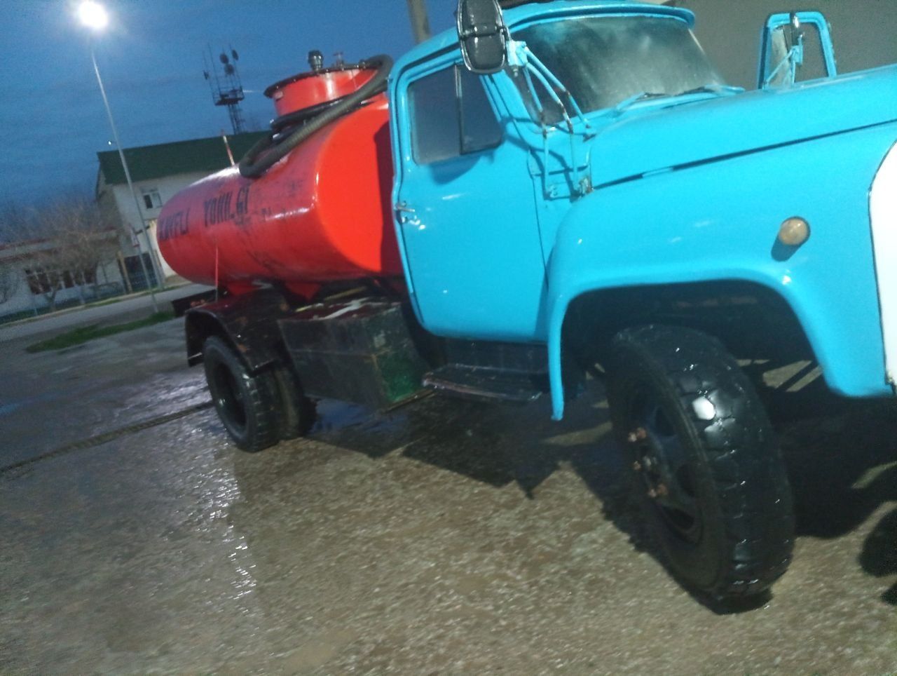 Gaz 53 benzavoz  srochno sotiladi