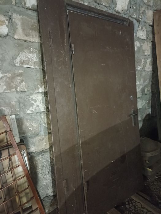 Продам металлическую дверь