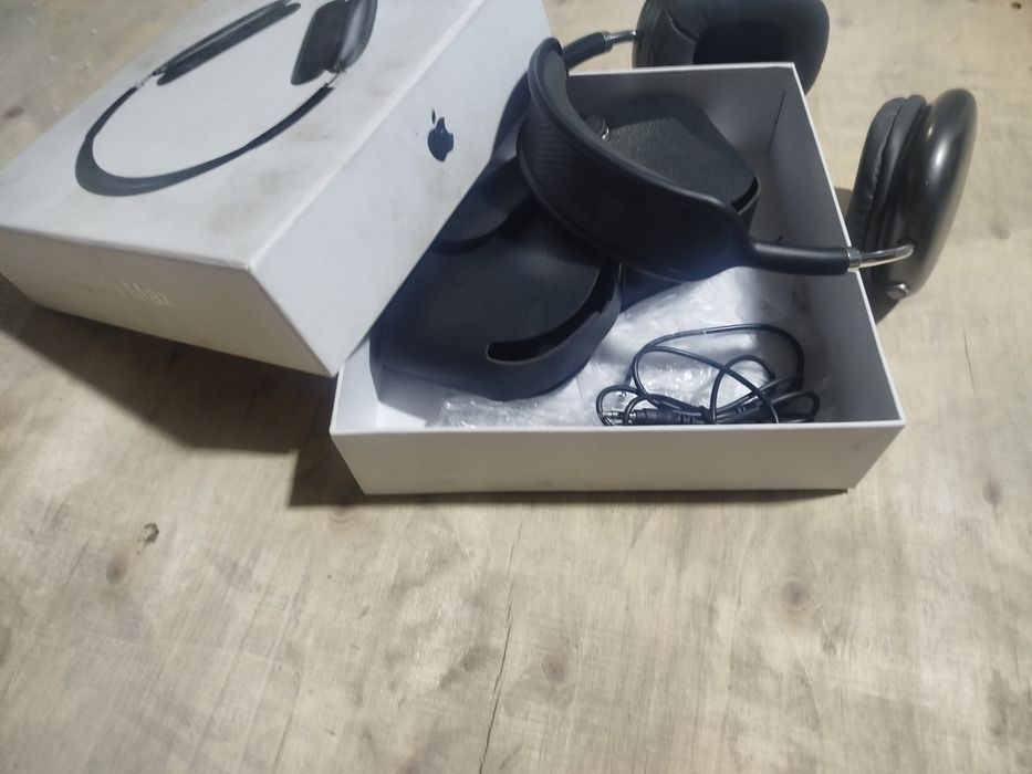 AirPods Max with smartcase