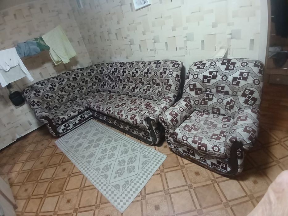 Продам диван с креслом.