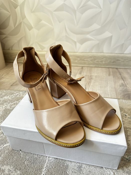 Босоножки на каблуке