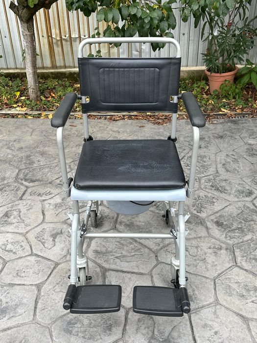 Scaun cu rotile si toaleta mobila