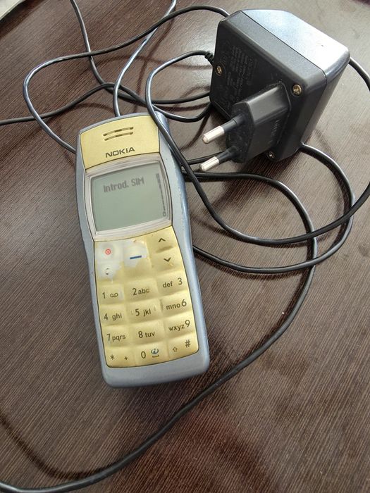 Nokia 1101 și încărcător.