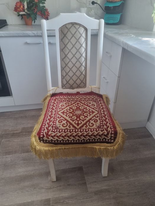 Стулья белые 5шт.