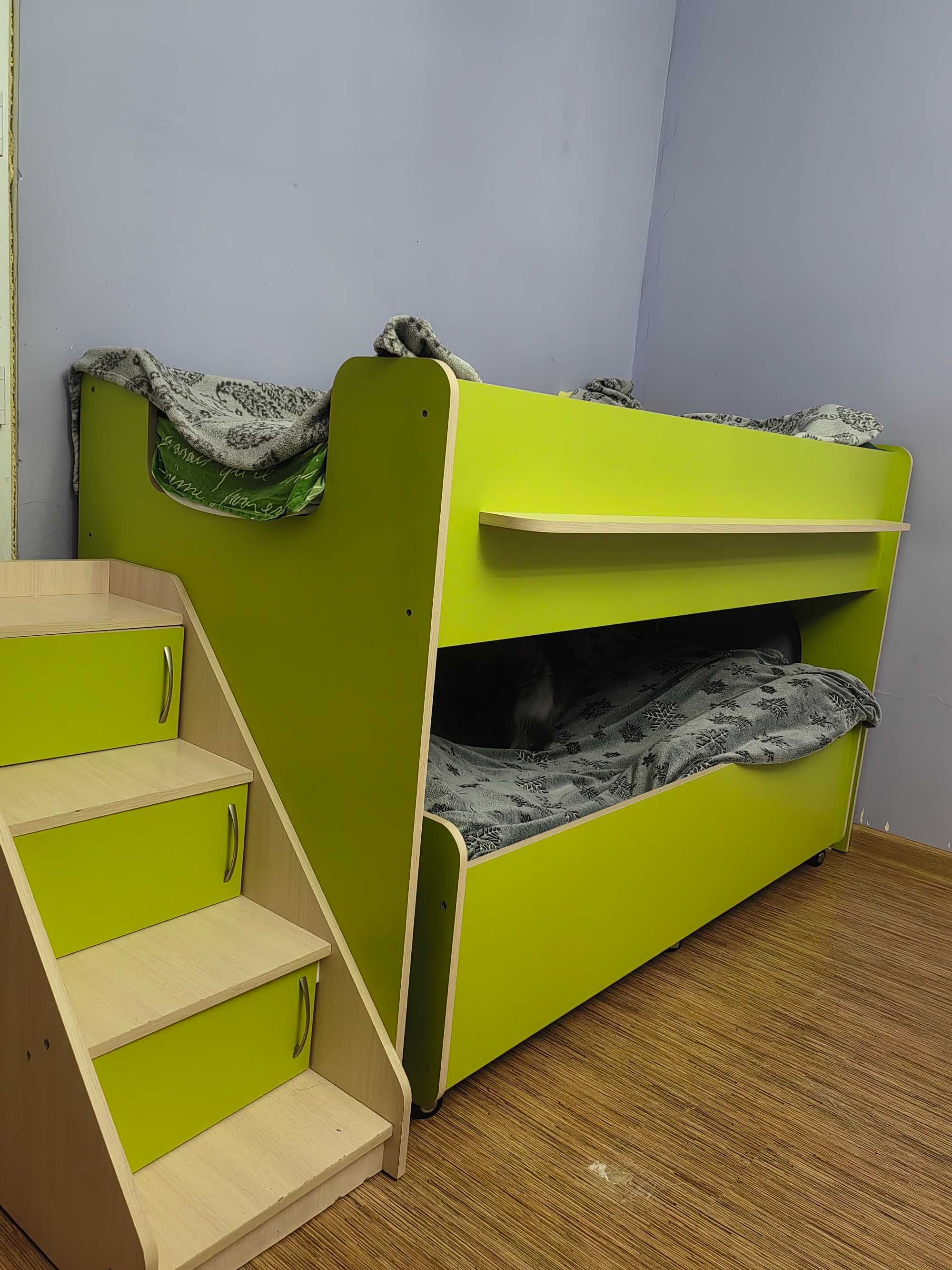 Продам детскую двухъярусную кровать