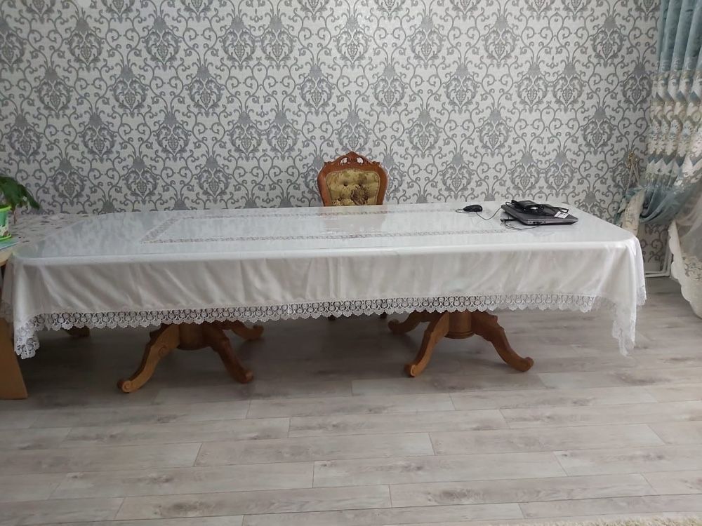 Стол и стулья