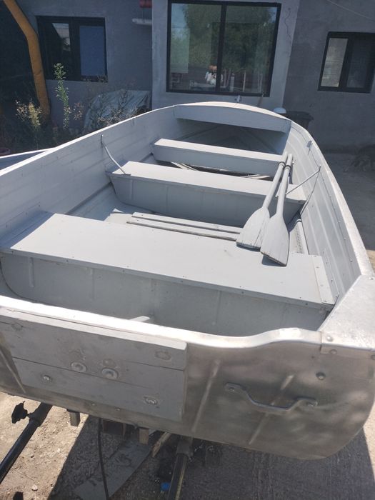 Vând 2 bărci model canadian