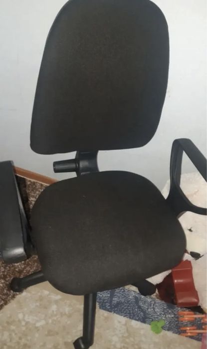 Продам почти новый офисный стул