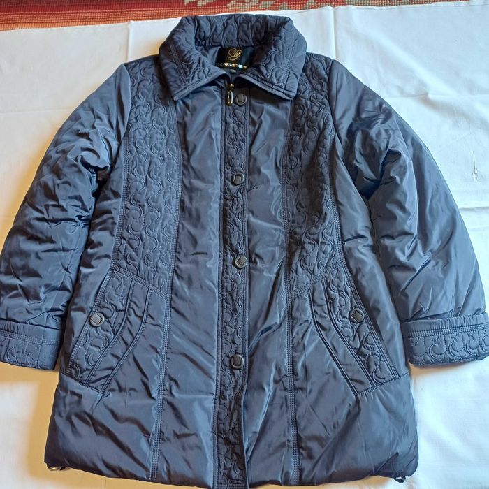 Зимно дамско яке тъмно лилав цвят с подвижна гугла.