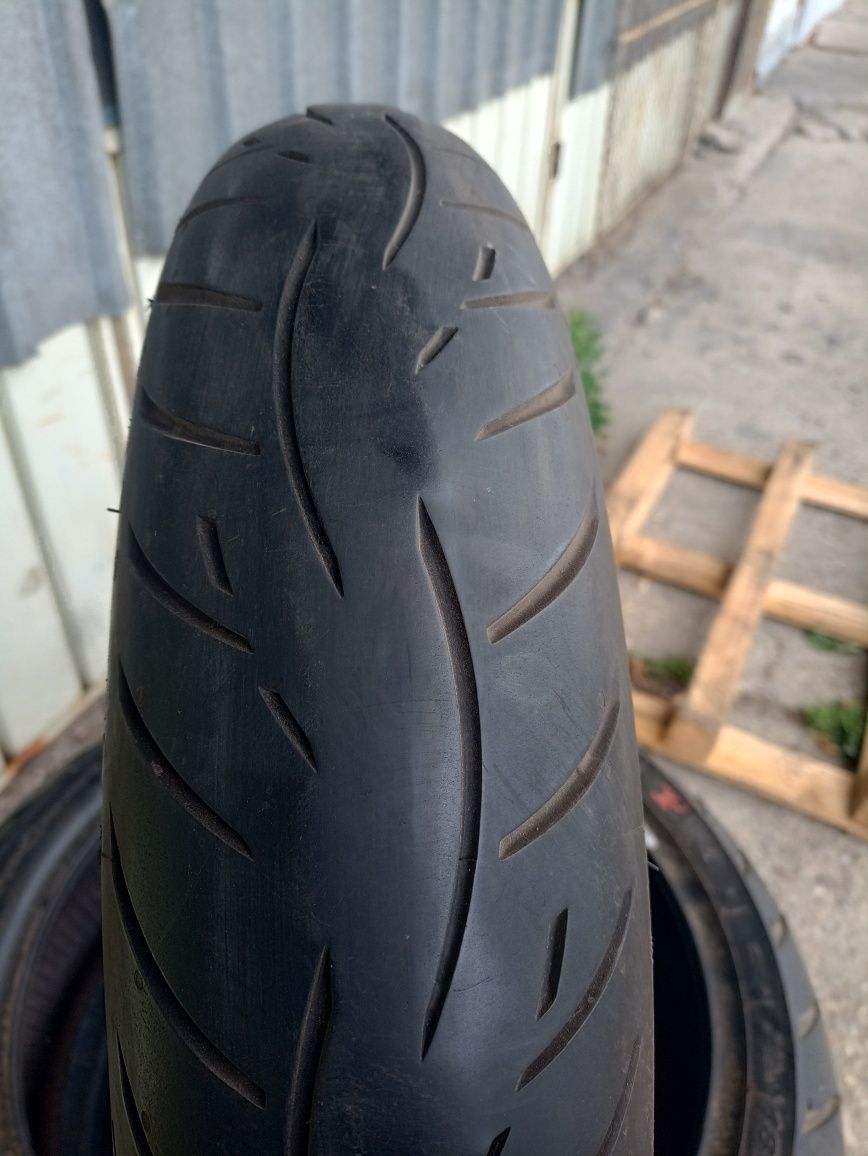 O anvelopa ca noua de fata Metzeler 120/70 R17