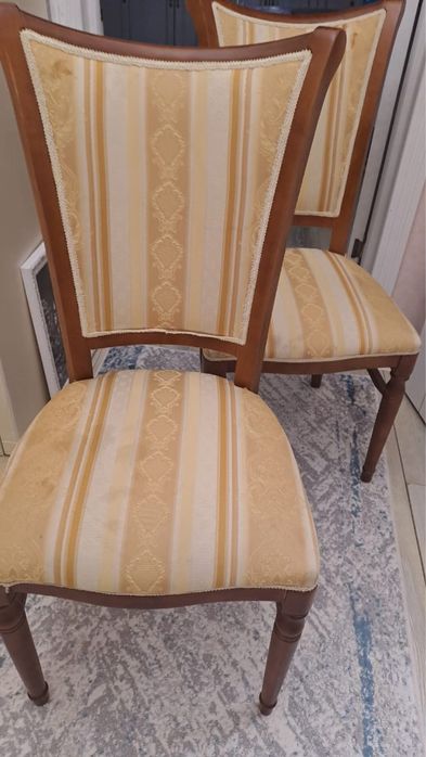 Стол стулья и сервант