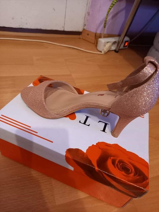 Sandale noi  mărimea 35