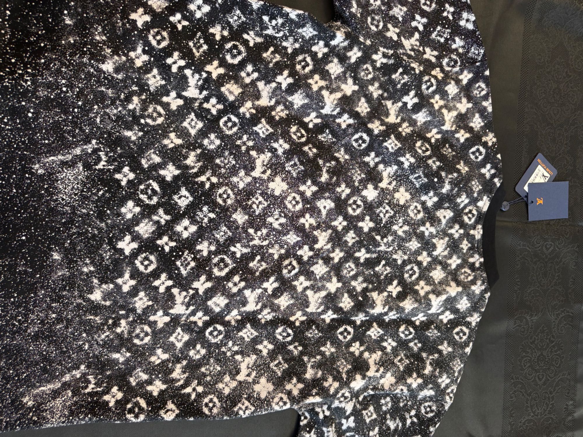 Намаление:Louis Vuitton-Чисто нова оригиналнa мъжка тенискa Л размер