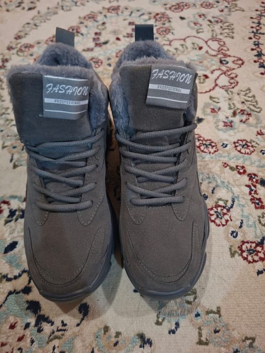 Продам зимние кроссовки новые 12000 тенге размер 40