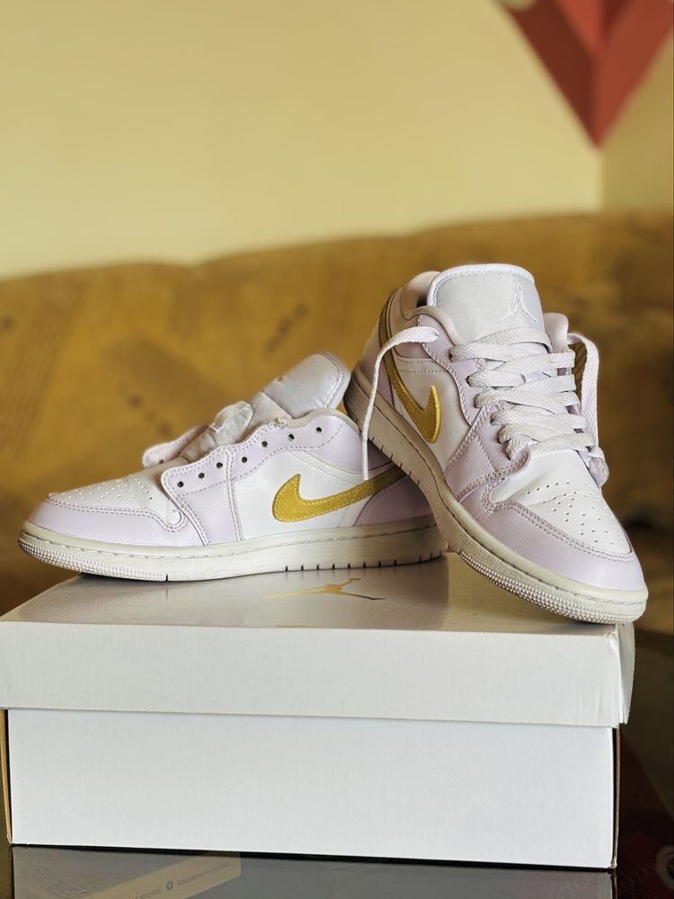 Jordan 1 low barely grape