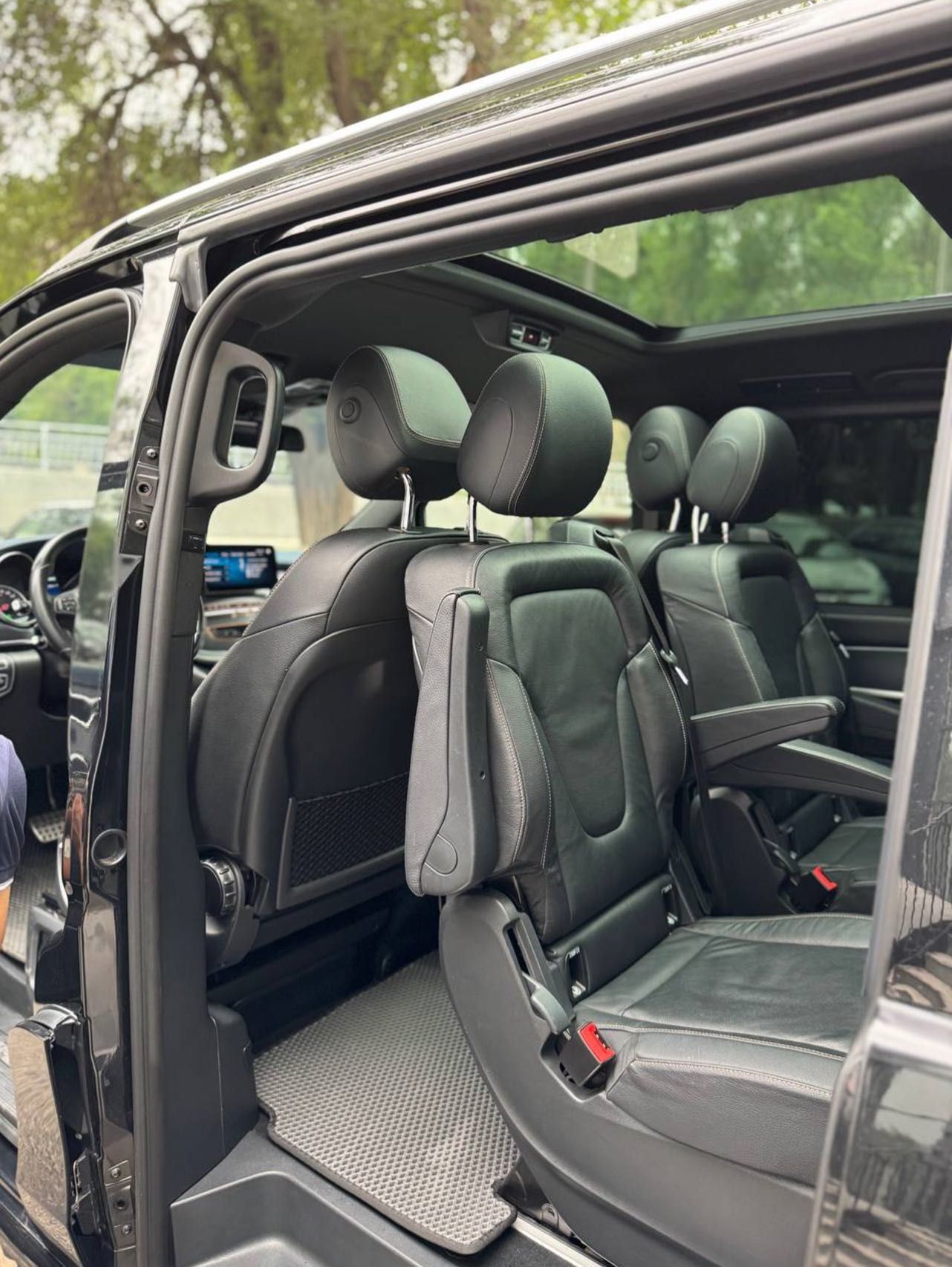 Mercedes V-class electro. 2021 EQV 300. Vito / Viano / miniven