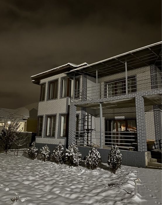 Двухэтажный дом для торжеств и мероприятий