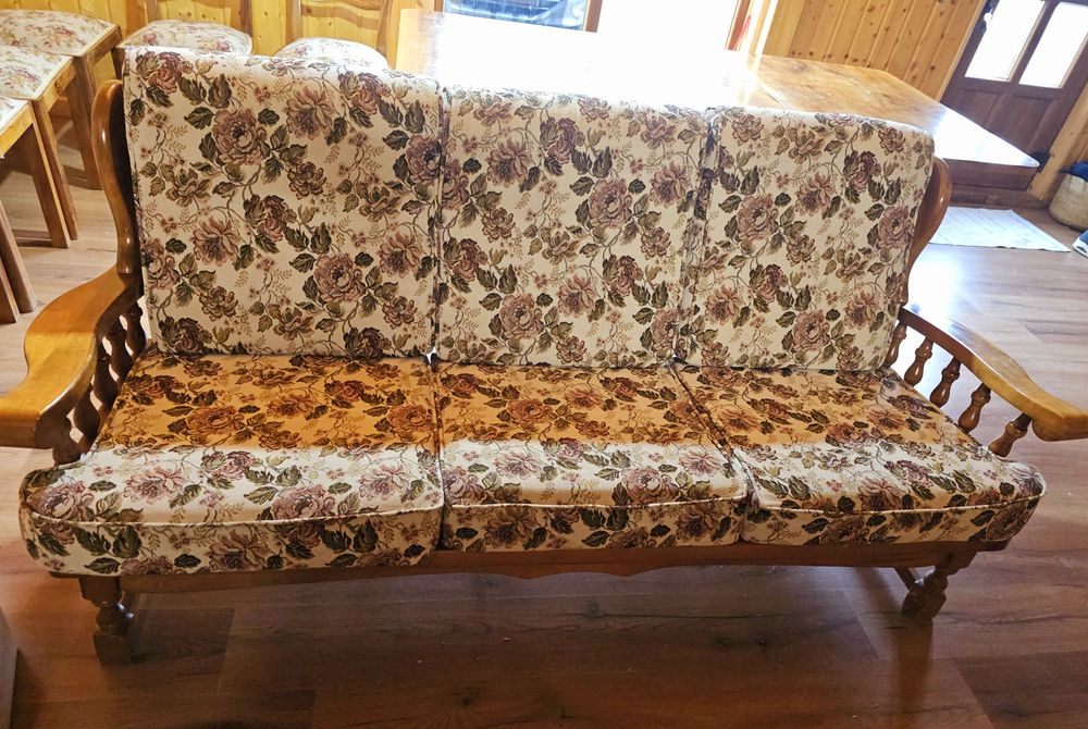 Vând două canapele fixe în stare f bună din lemn masiv  Valea Avrigulu