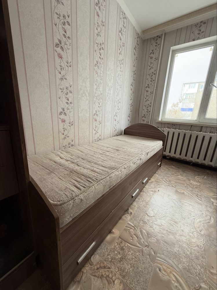 Продаю срочно без матраса спальную кровать