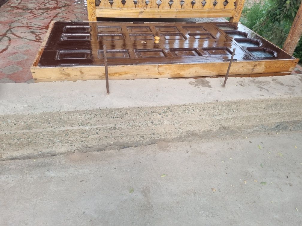 2 ta yarmo qopi eshiklar sotiladi.