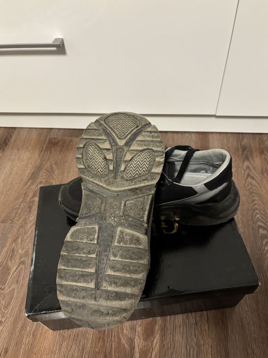 Продавам маратонки Guess