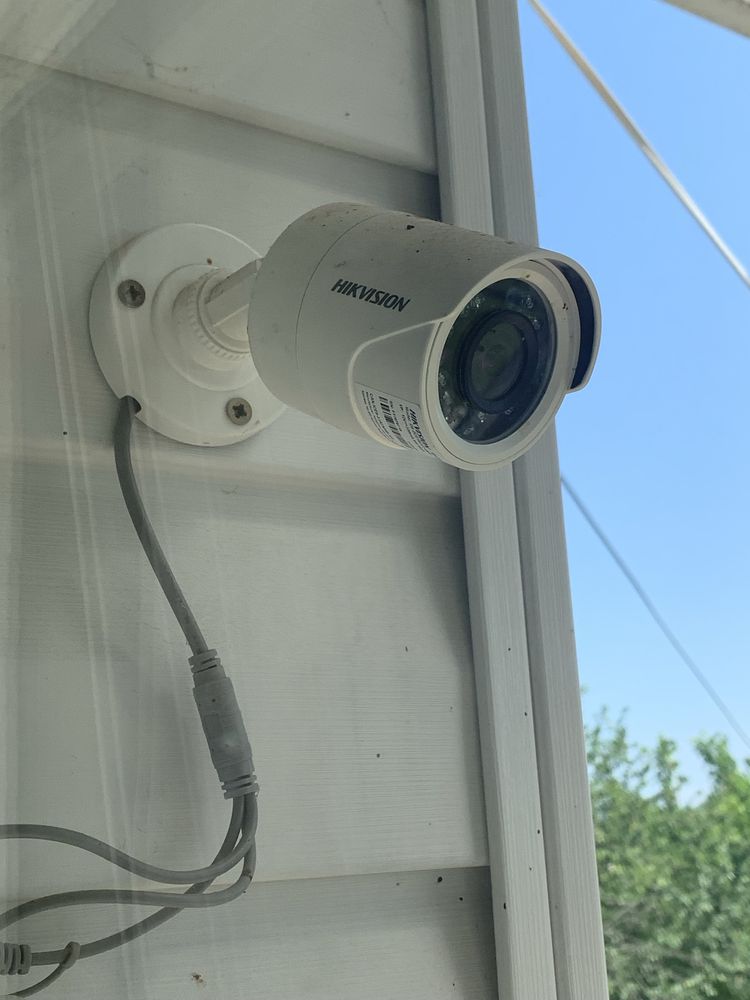 Двр с хард диск 500 гб. В комплект с две камери hikvision