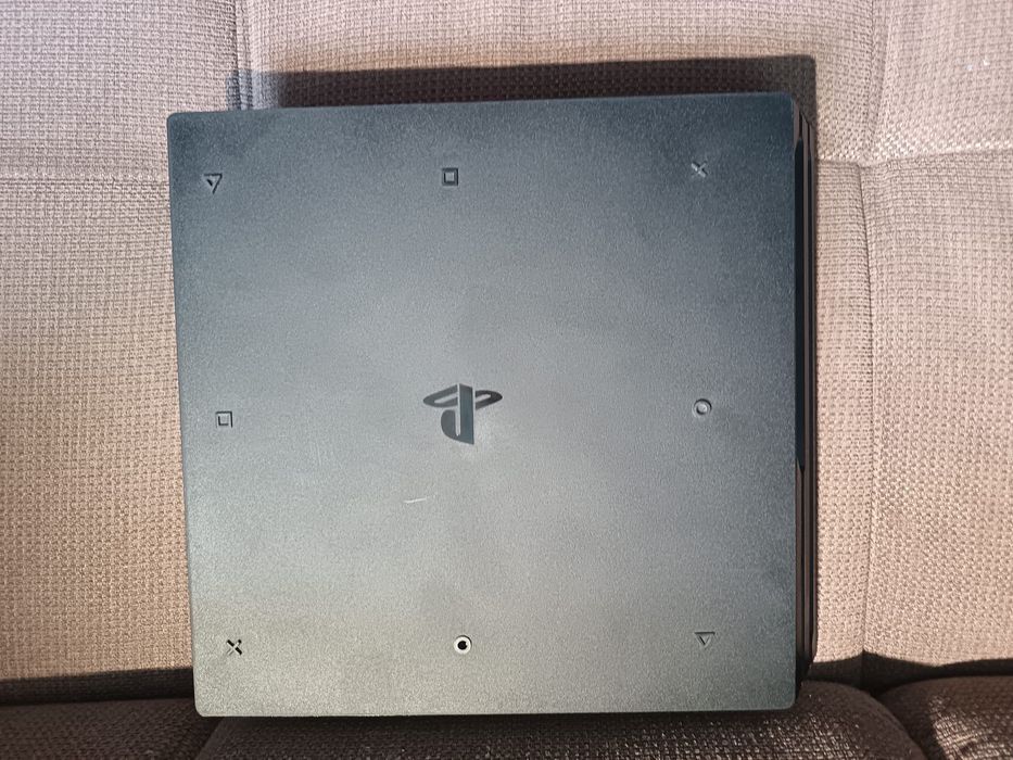 Ps4 Pro cu un controler