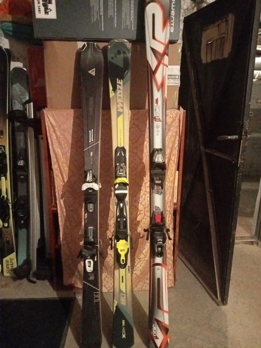 Skiuri cu lungimi 177 cm, 158 cm. 156 cm