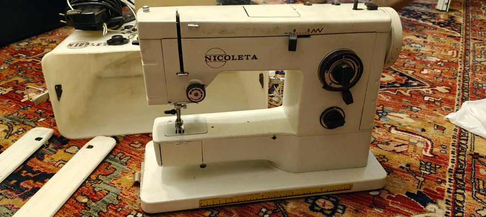 Mașină de cusut Nicoleta Cugir - coase, brodează și surfilează