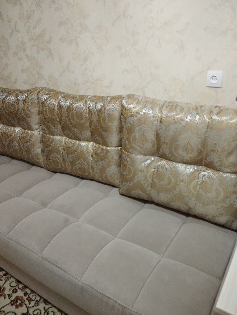 Подушки на диван шириной 190, подушки новые, состояние отличное