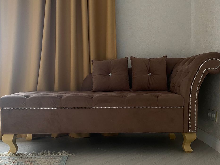 Красивый диван с двумя подушками