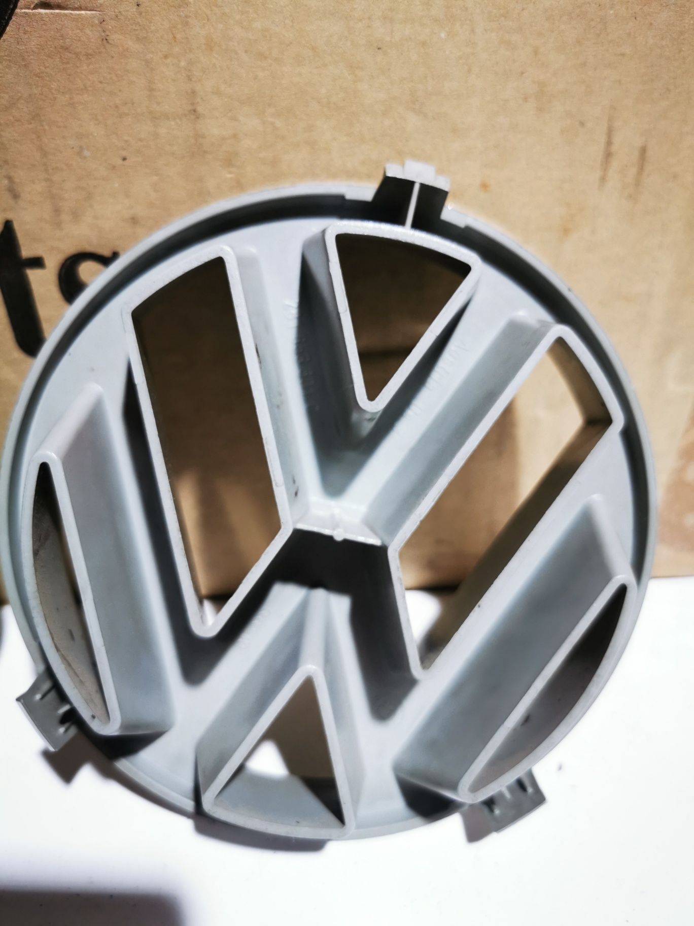 Emblema noua originala grila fata

Volkswagen Passat Sharan LT