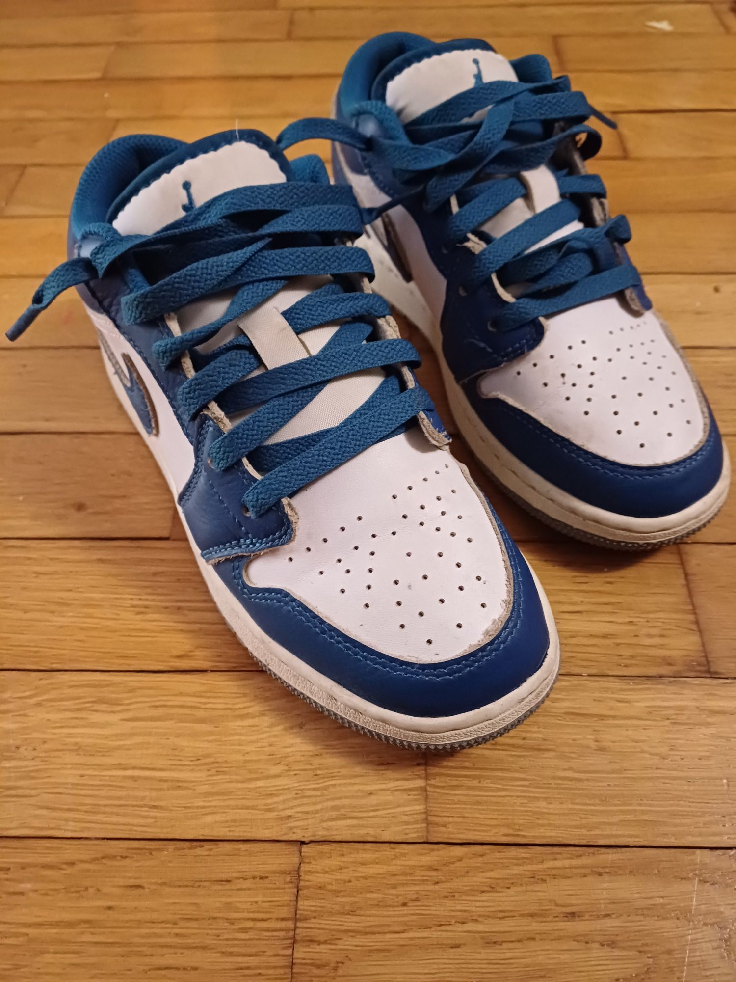 Adidasi jordan si nike