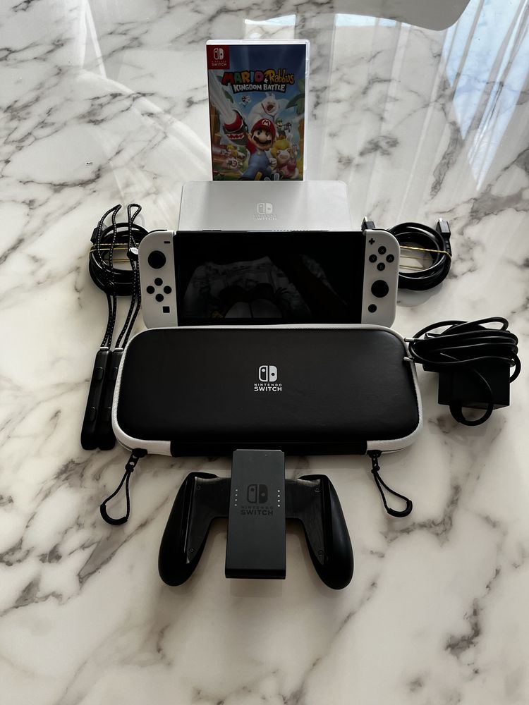 Почти нова Nintendo switch oled+ бял кожен калъф+Mario game card