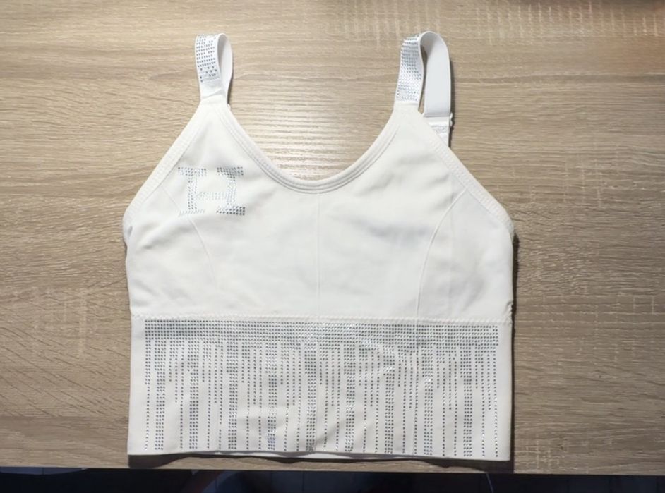 топ с камъчета