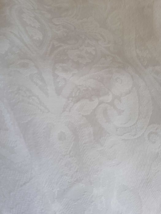 Ленена покривка за кръгла маса