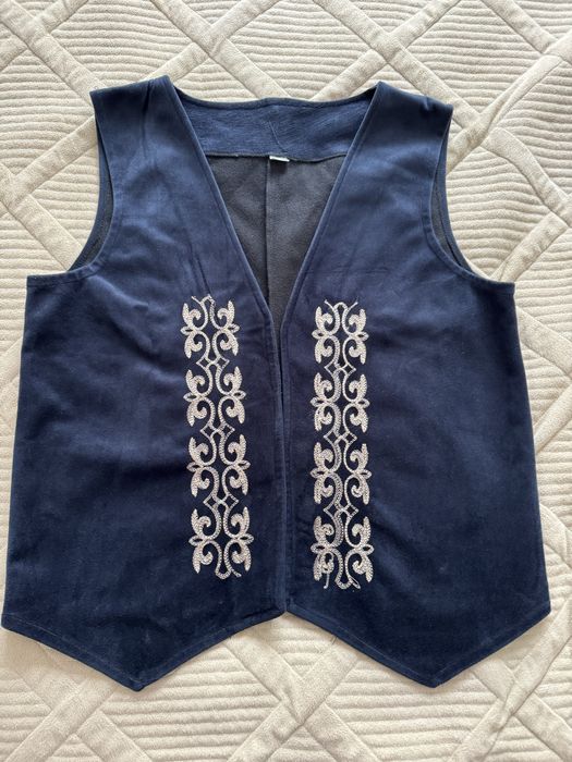 Продаю жилетки для мальчика.