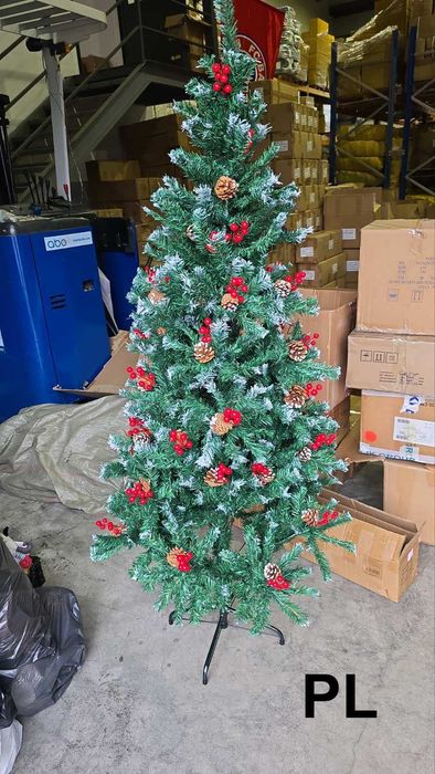 Коледна елха с червени плодчета