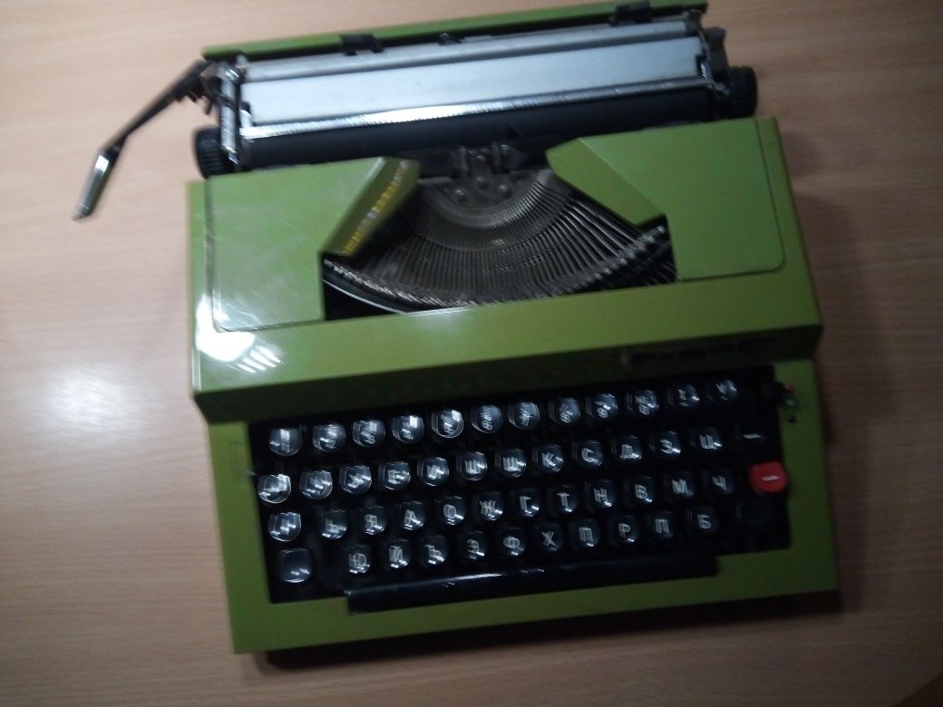 Пишеща  машина на българската марка Марица 30